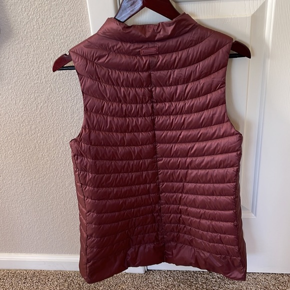 Athletes quilted down vest - Picture 3 of 3